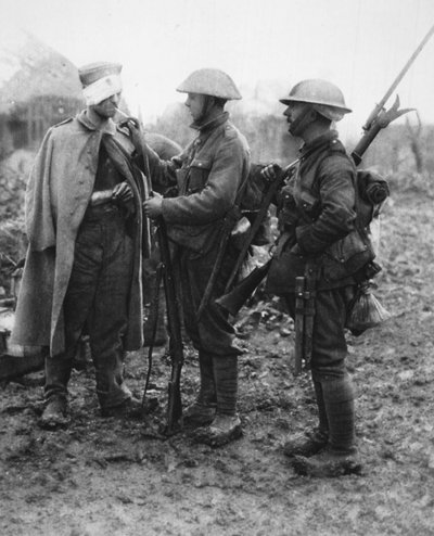 Tommy non porta rancore: dare fuoco a un prigioniero tedesco ferito, da The Illustrated War News, 26 luglio 1916 da English Photographer